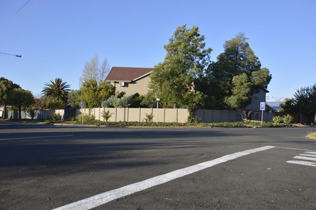Two Bells Guest House Bloemfontein Exterior foto
